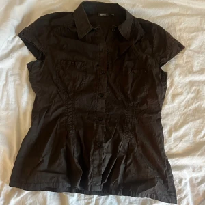 Blus🤎 - Tecken på användning finns. Tvättar innan den skickas 🤍🤎