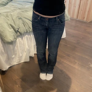 Peak performance jeans - Mörkblå jeans från peak performance