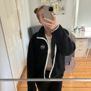 Svart teddyjacka  - En snygg teddyjacka som är lite varmare, köpt från Asos för 769 kr och är nu slutsåld. Använd ett fåtal gånger🤍
