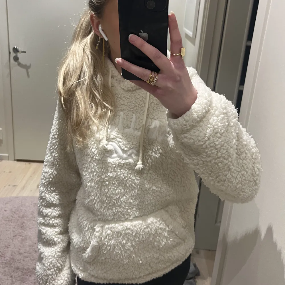 Flis hoodie från hollister! Storlek xs. Nästan helt oanvänd och verkligen jätte mysig, men för liten tyvärr! . Tröjor & Koftor.