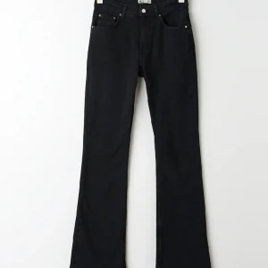 Svarta bootcut jeans - Medelhög midja. Utsvängda med fullängd. Använda endast 2-3 gånger då de ej passar mig längre. Jättefint skick!💕nypris 500kr