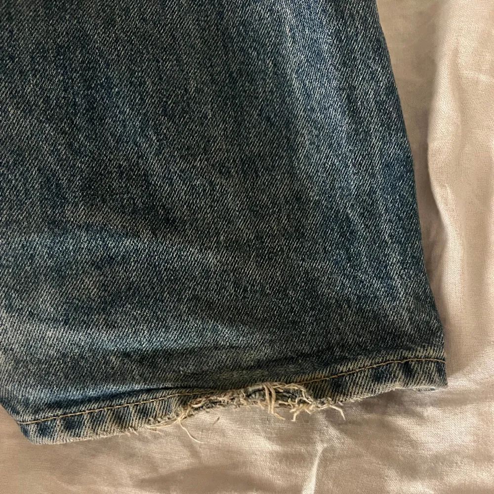 Såå snygga arrow jeans från weekday😍 säljer för att de inte kommer till användning… Lite slitna nere vid hälarna därav lägre pris (nypris 590kr)💓💓. Jeans & Byxor.