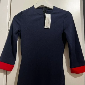 Klänning - Superfin cocktailklänning i marinblå färg. Storlek 36. Köpt på Boohoo. Aldrig använd, prislappen är fortfarande på. Köparen står gör frakt alt. möts jag i centrala Göteborg 🫶