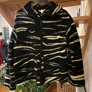 Jacka  - Jättefin teddyjacka från hm! Aldrig använd! Storlek XL  