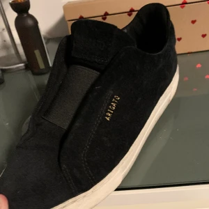 Axel arigato Clean 360 laceless - Axel arigato clean 360 laceless i bra skick lite smutsiga men inget som inte går bort. Dem är i storlek 40 men passar 39, 41 och i vissa fall 42 beroende på hur breda fötter du har en liten defekt på höger fram. Kan gå ner i pris vid snabb affär