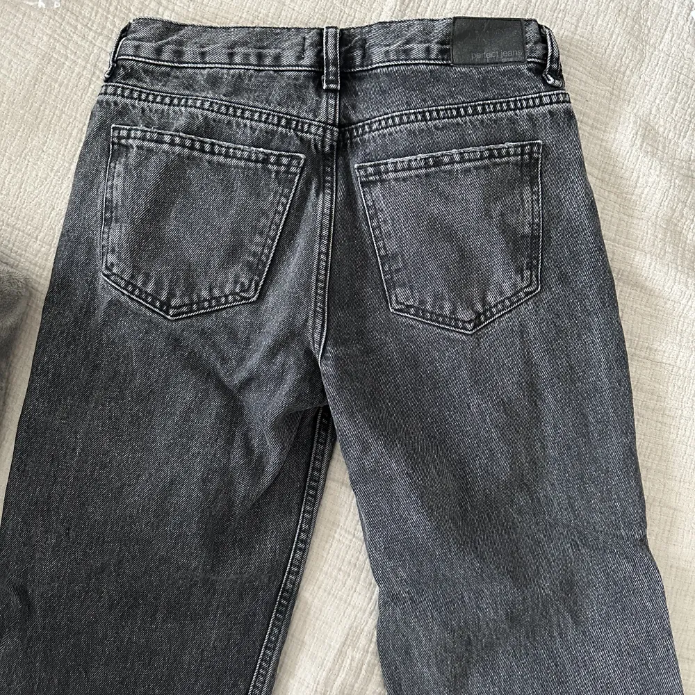 Low straight petite jeans i färgen ”offblack” från Ginatricot. I storlek 34. Använda fåtal gånger. 200kr + frakt . Jeans & Byxor.