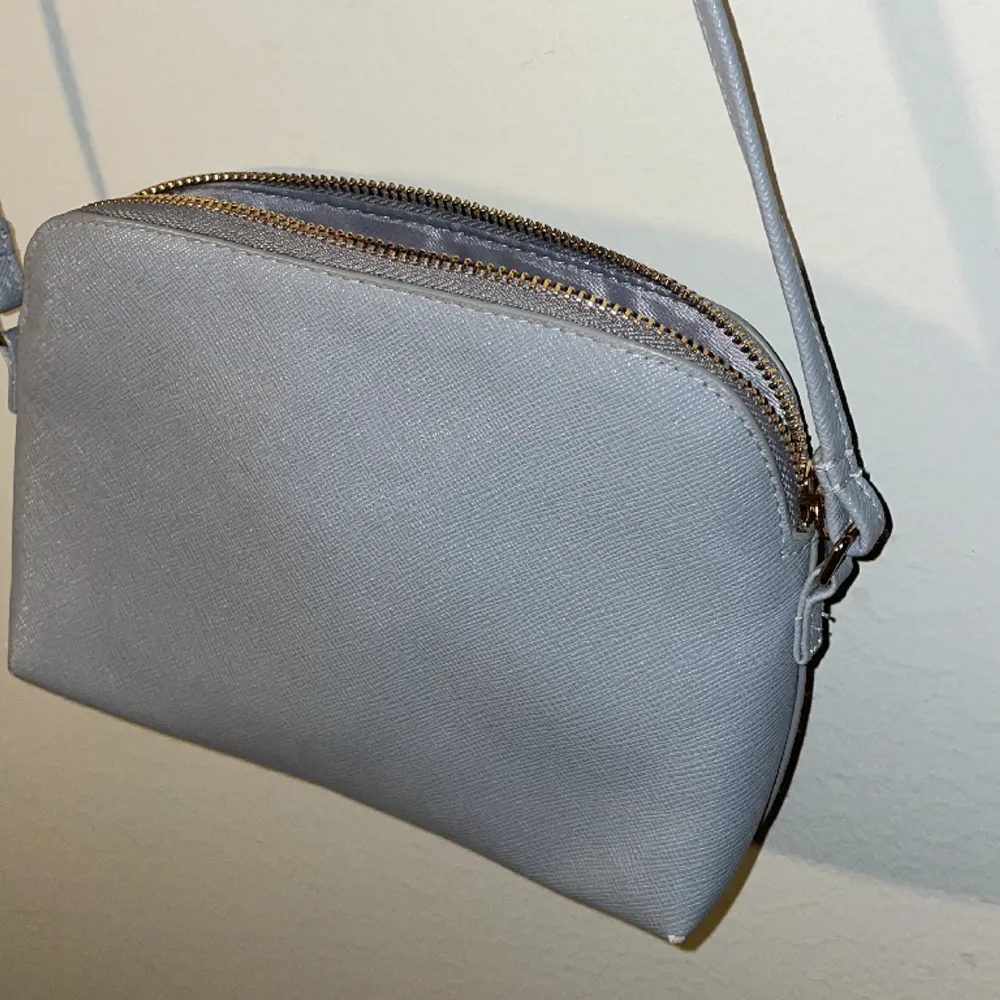  Fin handväska helt ok skick   har dragkedja fast har några svarta märken inuti . Väskor.