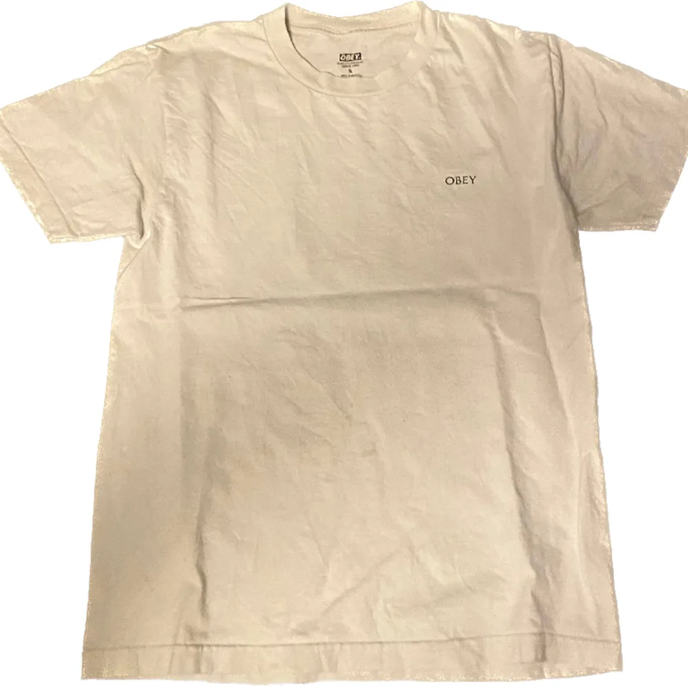 Fet OBEY T-shirt med coolt tryck på ryggen Liten Obey logga på framsidan 👌 Fint skick, köpt i newyork 🗽. T-shirts.