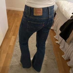 Blå lågmidjade Levi’s Jeans i modell 516! Perfekta i längden för mig som är 180cm lång😊