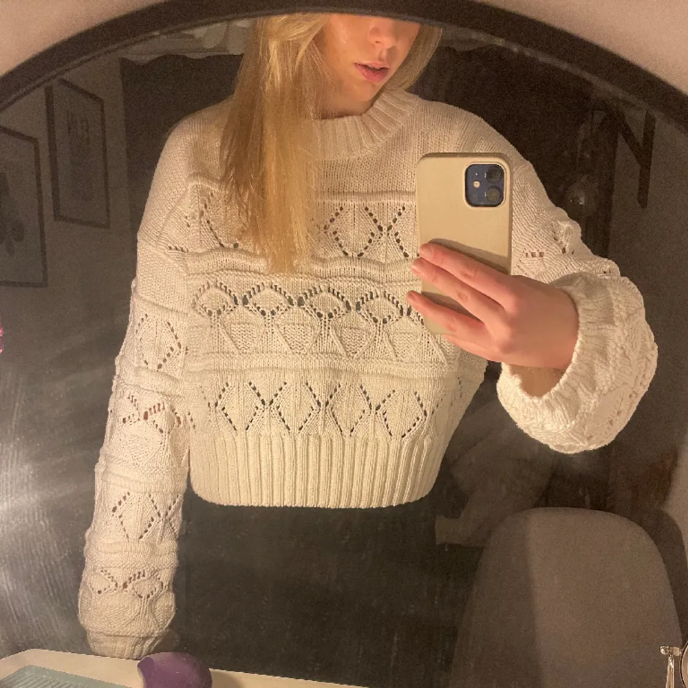 Så snygg tjockt stickad tröja från Gina tricot! 💞💞 Är XL i storleken och ganska liten i storleken, sitter på mig som är en M vanligtvis perfekt ⭐️. Tröjor & Koftor.