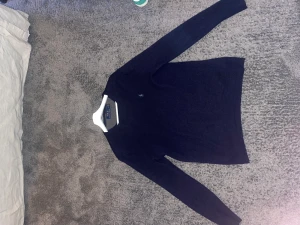 Ralph Lauren Kashmir tröja  - Marinblå Ralph lauren tröja i storlek M i väldigt fint skick, nypris ca 2500 kronor. Tröjan sitter mer som small kom med pris förslag och frågor!