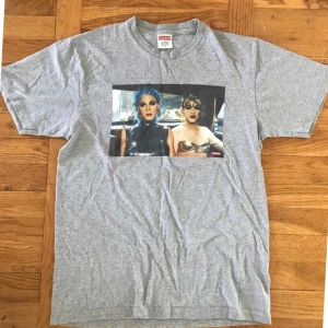 Supreme x nan goldin t-shirt - Supreme x nan goldin t-shirt, storlek s. Hyfsat stor i storleken, så skulle säga att den passar mer som M.  Lite små cracks i trycket men inget som stör.   Kan hämtas i Lund eller skickas.
