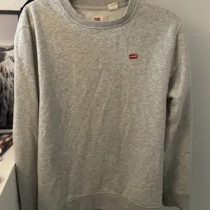 Säljer en Levis sweatshirt i väldigt fint skick! Storlek M🤩