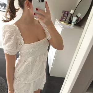 Vit klänning - Superfin vit klänning ifrån HM som tyvärr inte kommit till användning. Perfekt till student eller midsommar! Aldrig använd