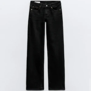 Nya Zara jeans - Helt nya zara Jeans säljes då jag beställde i fel storlek. Super snygga och långa i benen, perfekt längd för mig som är drygt 175cm😍❤️‍🔥❤️‍🔥 Kan mötas i Stockholm om man vill slippa betala frakt❤️