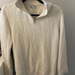 Half zip - Säljer nu min half zip från zara! Väldigt bra skick🤩 storlek M 