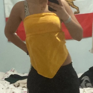 Gammal zara topp - Supergullig gul sommar topp från zara OBS! jag vet inte riktigt hur man ska ha på sig den så jag visade båda potentiella sätten ovan. Har används Max 3 gånger och i bra skick (jag har klippt bort ”strapsen”) nypris vet jag ej