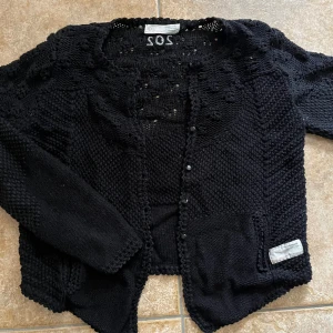 Odd Molly kofta - Säljer denna svarta kofta från Odd Molly med svarta knappar. Storlek 1/passar mig med XS/S
