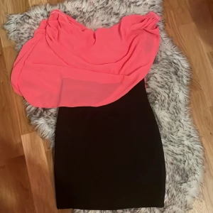Klänning - Jätte fin klänning. Det står ingen storlek men passar folk men stl S/M