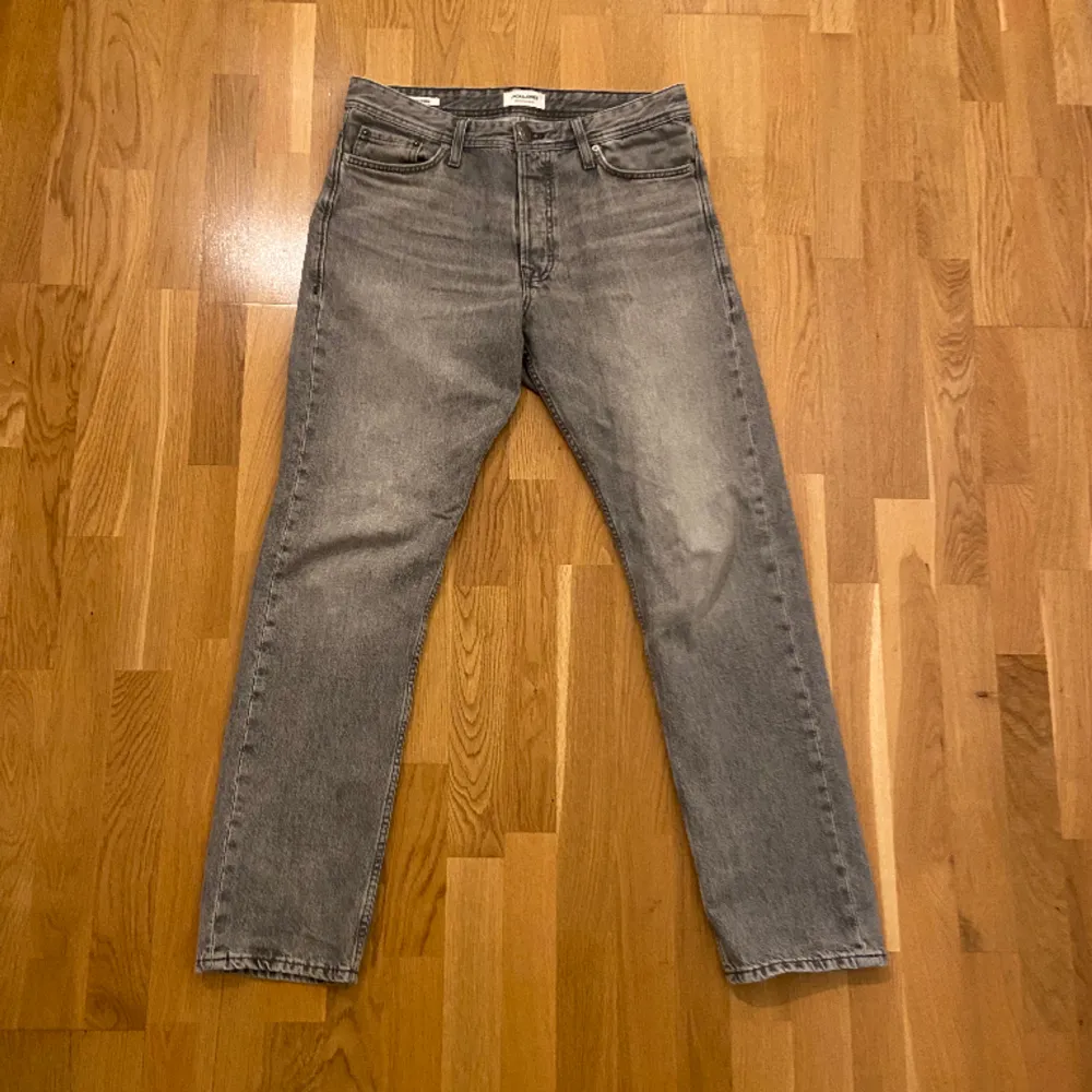 Jack & Jones jeans i modellen Chris Loose. Använda några gånger, väldigt fint skick. . Jeans & Byxor.