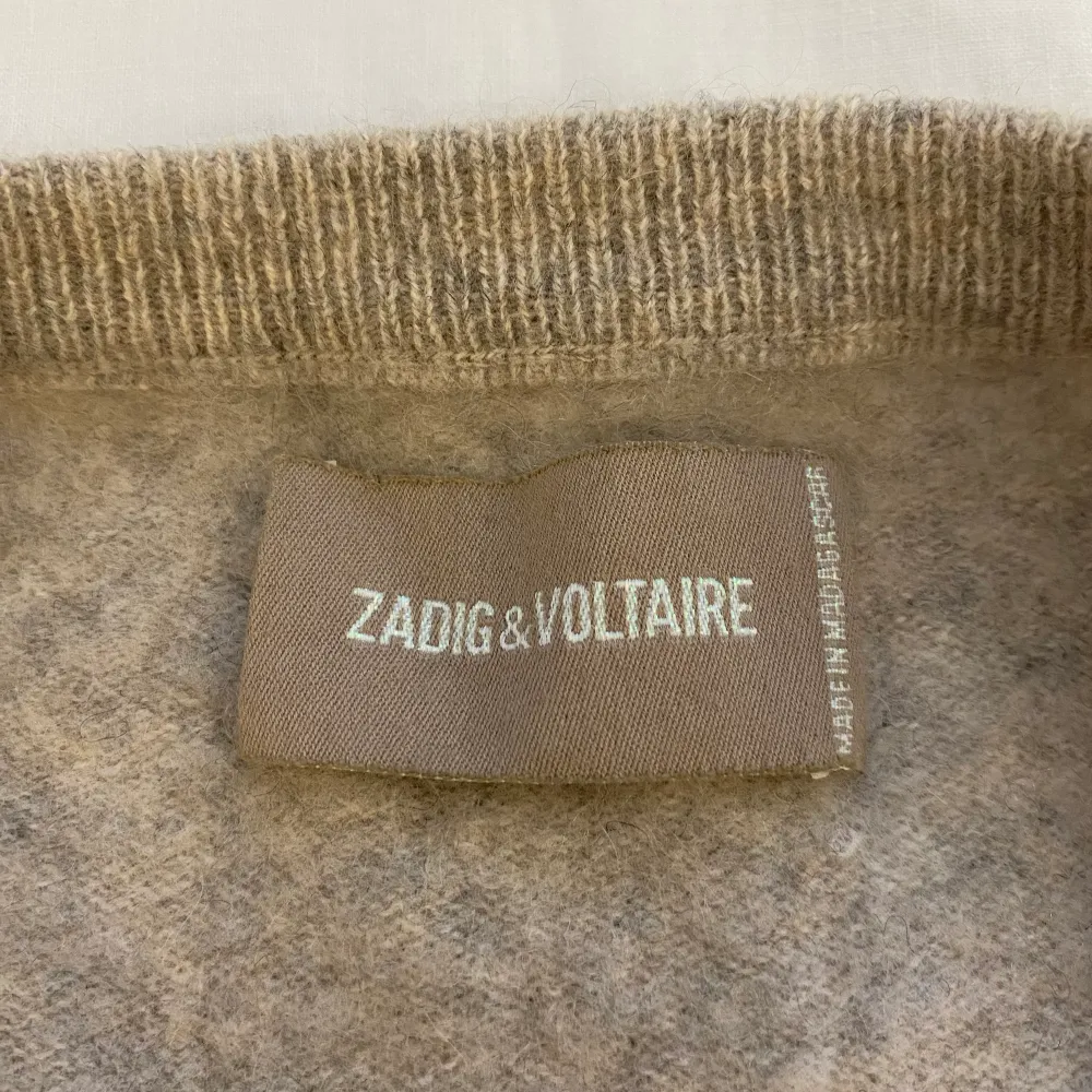 Säljer nu min älskade Zadig & Voltaire Kashmir tröja då den är lite för liten för mig, den är i bra skick förutom de tre hålen som syns på bilden men de går lätt att sy ihop. Priset kan diskuteras. Ny pris är ca 3000kr. Stickat.