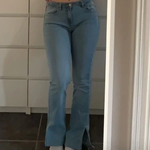 Jeans mid Rise  - Jeans med med medelhög midja. Endast använd några få gånger då de har blivit för små. I barnstorlek 170