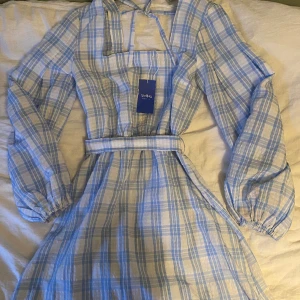 Sommar klänning - Köpt från Sellpy. Ljusgula fläckar förekommer längs arm änderna men syns knappt. Annars i bra skick💕🌼