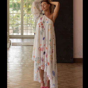 Sanna Jörnvik klänning - Säljer Sannas slutsålda   klänning med NAKD i storlek 34. Aldrig använd och prislappen sitter kvar, nypris låg på 699kr💕