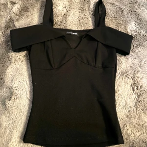 Fashion nova fest topp - jätte fin topp från fashion nova i storlek xs har haft på mig den ca 3 gånger! meddela mig för mer frågor 🤍