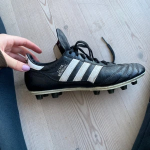 Adidas Copa Mundial - Fotbollssko i läder. Använda max 10 gånger. Storlek 40. Mycket gott skick. Nypris 2000kr.