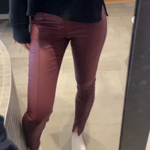 Byxor vinröda skinn - Vinröda byxor, de ser mörkare ut på första bilden än vad de är❤️ jättefint skicka, knappt använda, säljer för att de är för korta för mig 
