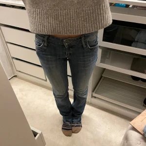 W27 L32 - Lågmidjade jeans jag köpt second hand i storlek W27 L32, jag är 168