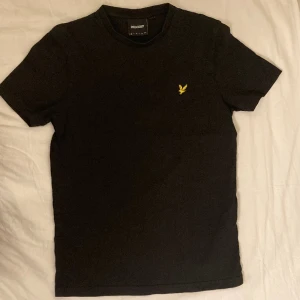 Lyle&Scott T-shirt - En sparsamt använd Lyle&Scott t-shirt. Skick: 9/10. Inga hål eller fläckar. Ställ gärna frågor. Pris går att diskutera vid snabb affär.