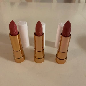 Läppstift  - Läppstift från essence, aldrig använda, säljer då jag inte kommer använda dom, går att köpa enskilt eller alla 🫶🏼