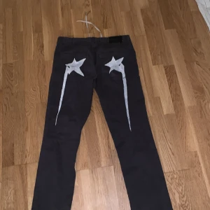 Y2K JEANS, bape insperade! - Säljer dessa tvär feta jeansen! Super snygga jeans som passar XS-L eftersom man kan dra åt med snöret hur mycket man vill. Dom är straight leg/baggy jeans. Passar perfekt för dig om vill känna dig unink.  Hör av dig vid intresse, svarar snabbt❤️