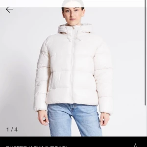 Slutsåld lager157 jacka - Vit jacka perfekt till våren frpn lager 157. Köptes för 500 också säljs för 300 kronor. Storlek S, sällan andvänd och inga skador. 