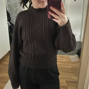 Stickad tröja - Rensar ut garderoben på det som inte används🌸 superskönt kabelstickad brun tröja! 