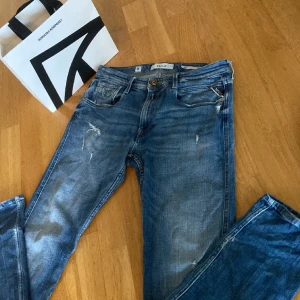Replay jeans - Säljer mina mörkblå replay jeans. Riktigt fint skick och köpta på nk i höstas för 1899 kr. Storleken är 32/32 och slim fit. Slitningarna är design! Skriv om ni har frågor!🙌🏻