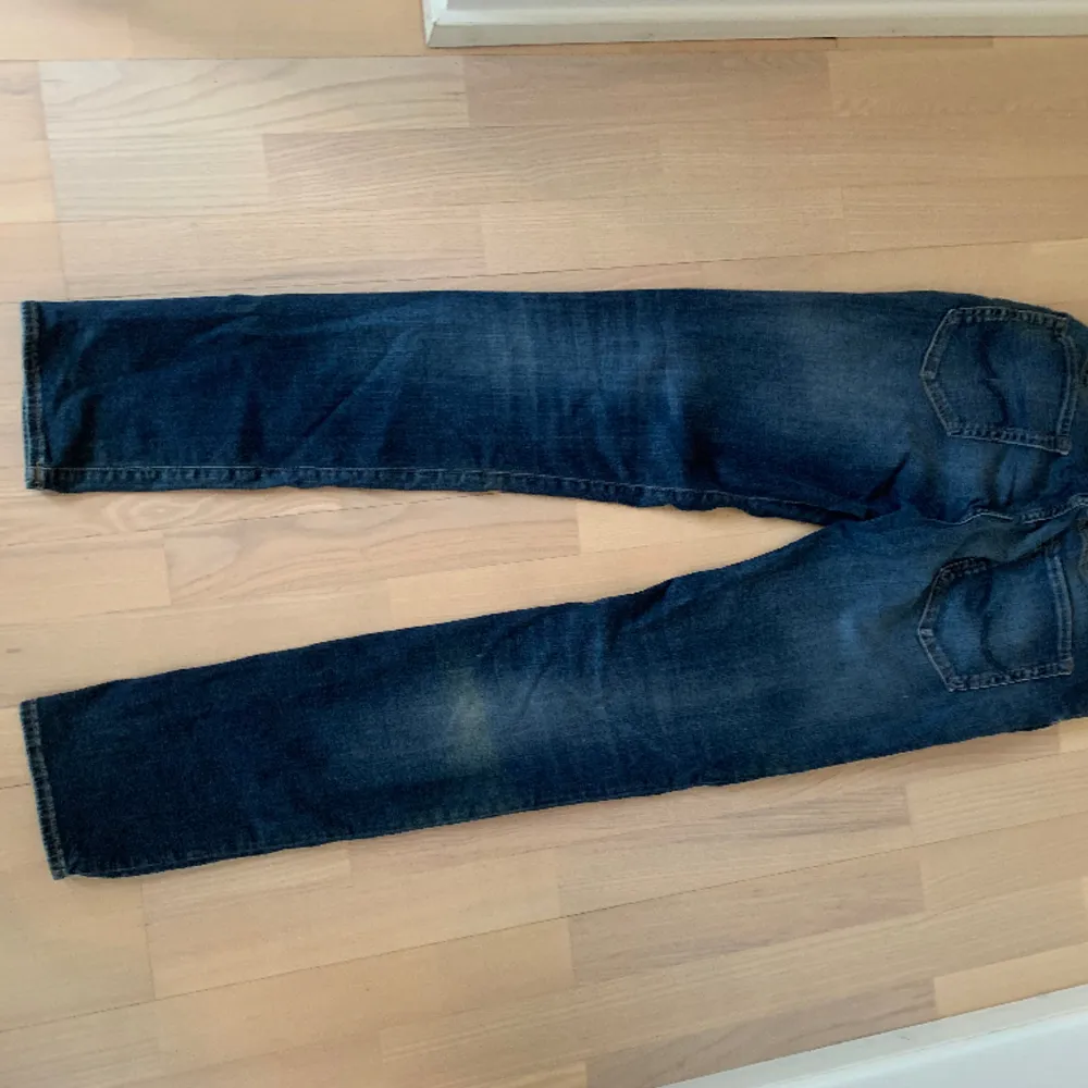 Säljer dessa asfeta blåa Jack&Jones jeans. Storleken är 30/34 vilket bör passa dig som är 178-188. Modellen är Slim/Glenn. Nypris 799kr.. Jeans & Byxor.