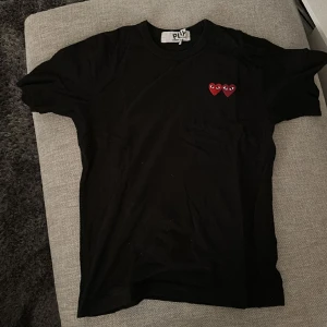 Comme des garcons double heart t-shirt  - Skitsnygg CDG Play t-shirt I superbra skick. Kom gärna med bud eller skriv om du har några frågor