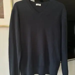 Säljer en jättefin stickad tröja från Filippa k i marinblå!💙 Den är i hyfsat bra skick med en liten defekt (bild 3) men som inte synt när man har så sig den. Priset kan diskuteras 💙nypris är ca 1200kr