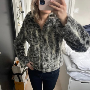Pälsjacka (fakepäls) - Såå najs pälsjacka. Köpt secondhand för cirka 500 kr. Så trendig och snygg.