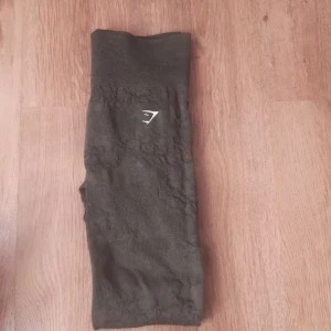 Träningstights Gymshark  - Ett par mörkgröna träningstights från Gymshark🦈 Använda ett fåtal gånger. Storlek small med normal benlängd. 150kr +58kr frakt (spårbart med postnord)📦