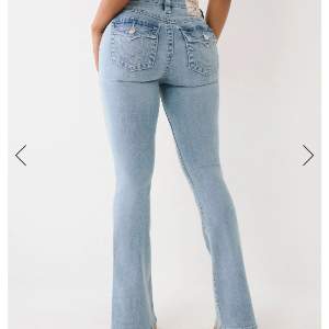 Helt nya true religion jeans i modellen Becca. Lågmidjade med Bootcut. Storlek 26, midjemått ca 70 cm och innerbenslängd ca 85 cm. Sista bilderna är mina egna men de första visar jeansen bättre 🙌🏼🙌🏼💕