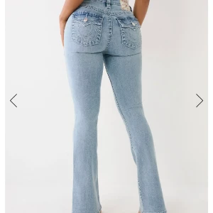 HELT NYA TRUE RELGION JEANS - Helt nya true religion jeans i modellen Becca. Lågmidjade med Bootcut. Storlek 26, midjemått ca 70 cm och innerbenslängd ca 85 cm. Sista bilderna är mina egna men de första visar jeansen bättre 🙌🏼🙌🏼💕