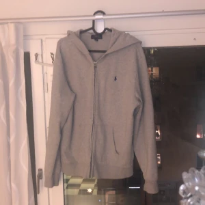 Ralph lauren zip up - Skönt plagg att ha i sin garderob Köpt för 900 Skick 8/10