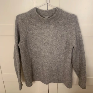 Mysig stickad tröja! - Jättehärlig tröja som tyvärr inte passar mig, storlek S men skulle säga att den sitter mer som XS
