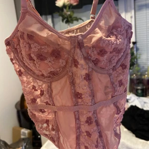 Body - Jääättesöt body från shein i storlek s. Knappt snvänd och i bra skick 🤍💕🫶🏻 med knäppning nedtill. Använd gärna ”köp nu” 🤍