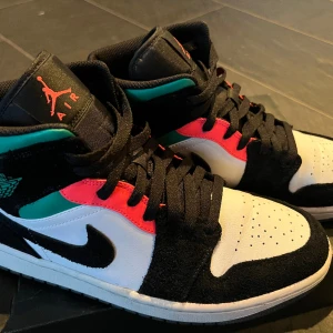 Jordan 1 South Beach  - Säljer minna Jordan 1 South Beach skor som är använda 1,2 gånger. Original boxen ingår.  Mycket bra skick   Ny pris runt 3200kr  Fler frågor tveka inte på att skicka ett meddelande