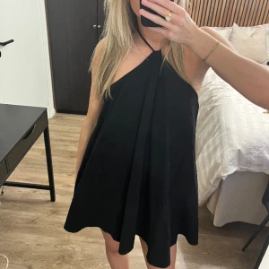 Svart klänning - Svart klänning me dippen rygg med knytning i nacken från zara i storlek xs💞